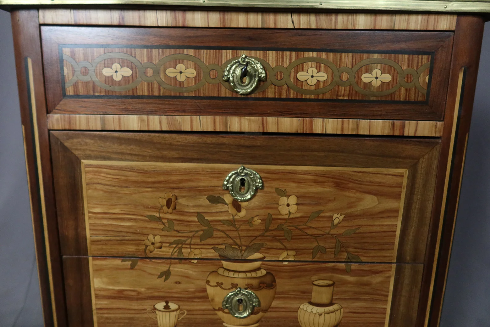Petite commode style Louis XVI