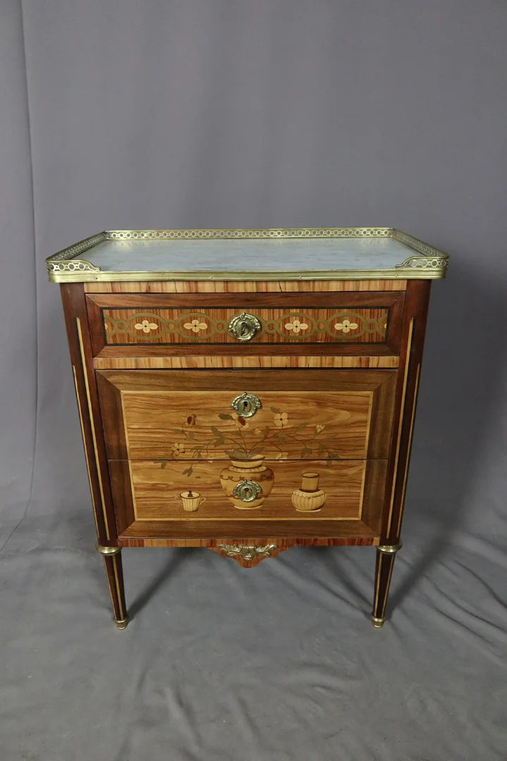 Petite commode style Louis XVI