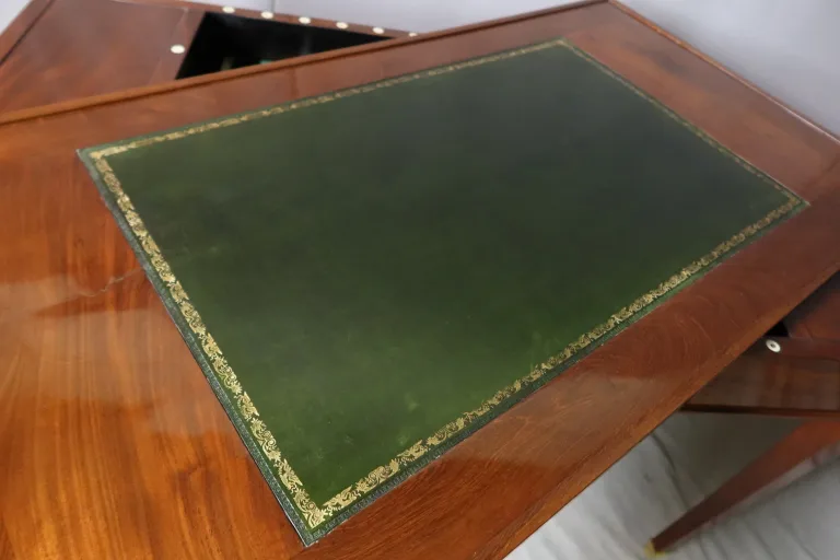 KARTENTISCH IM LOUIS XVI-STIL