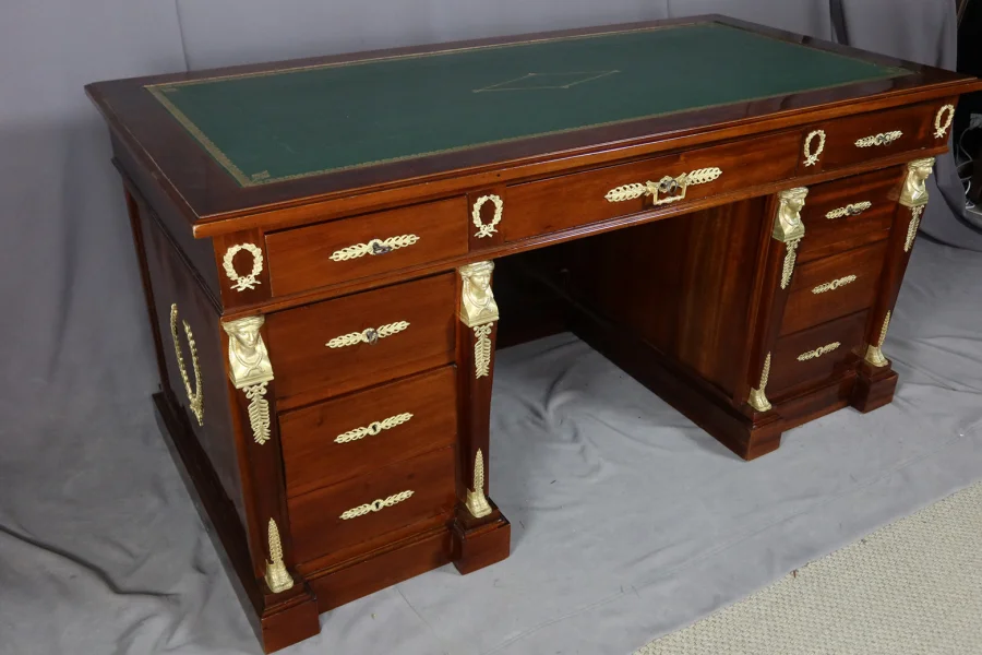 SCHREIBTISCH IM FRANZÖSISCHEN EMPIRE-STIL