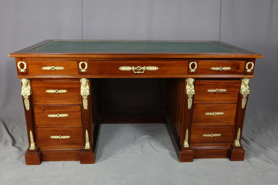SCHREIBTISCH IM FRANZÖSISCHEN EMPIRE-STIL