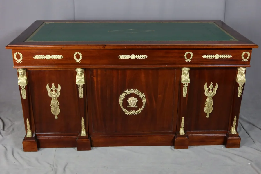 SCHREIBTISCH IM FRANZÖSISCHEN EMPIRE-STIL