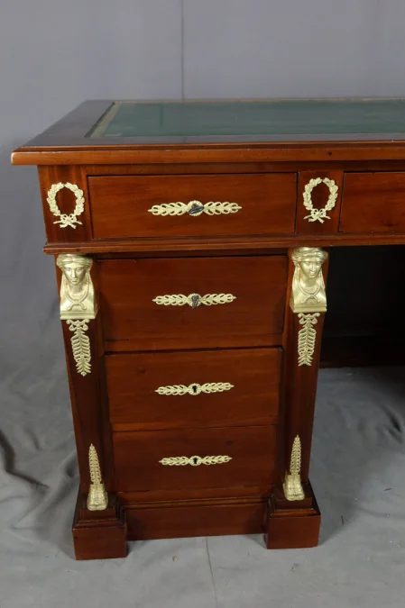 SCHREIBTISCH IM FRANZÖSISCHEN EMPIRE-STIL