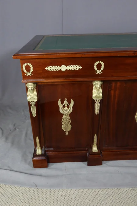 SCHREIBTISCH IM FRANZÖSISCHEN EMPIRE-STIL