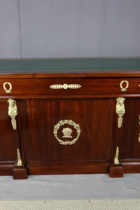 SCHREIBTISCH IM FRANZÖSISCHEN EMPIRE-STIL