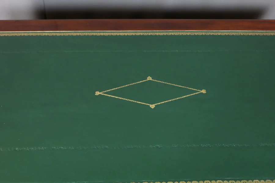 SCHREIBTISCH IM FRANZÖSISCHEN EMPIRE-STIL