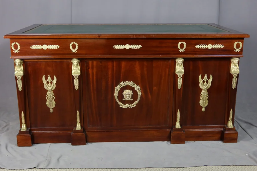 SCHREIBTISCH IM FRANZÖSISCHEN EMPIRE-STIL