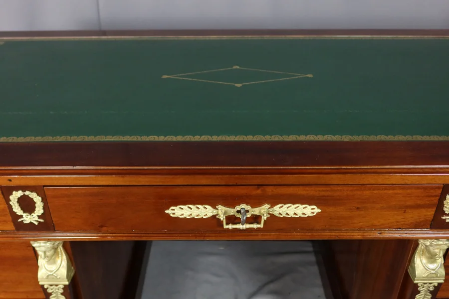 SCHREIBTISCH IM FRANZÖSISCHEN EMPIRE-STIL
