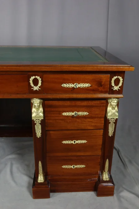 SCHREIBTISCH IM FRANZÖSISCHEN EMPIRE-STIL