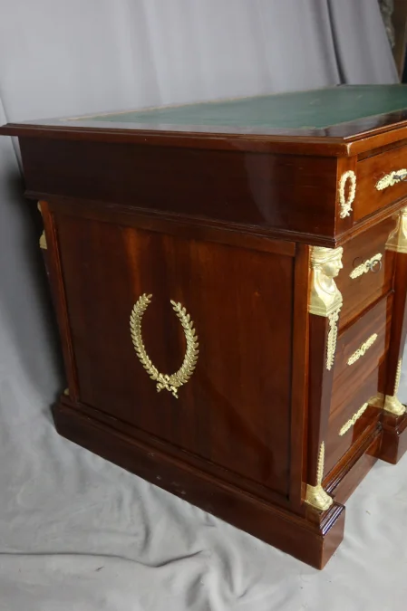 SCHREIBTISCH IM FRANZÖSISCHEN EMPIRE-STIL