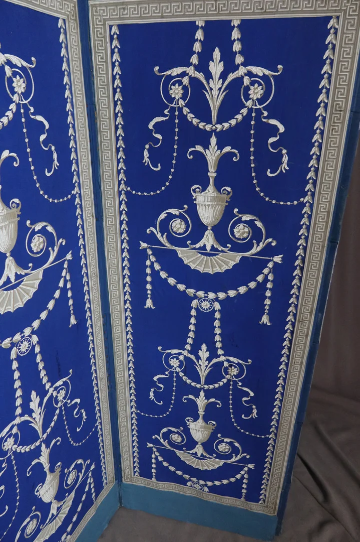 Paravent En Grisaille Sur Fond Bleu