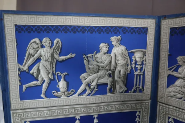 Paravent En Grisaille Sur Fond Bleu