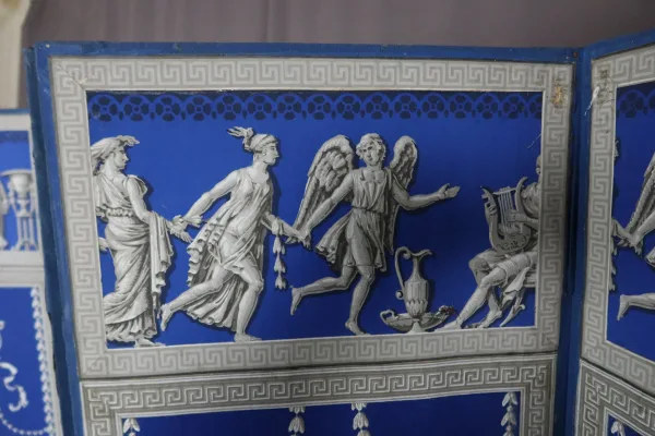 Paravent En Grisaille Sur Fond Bleu