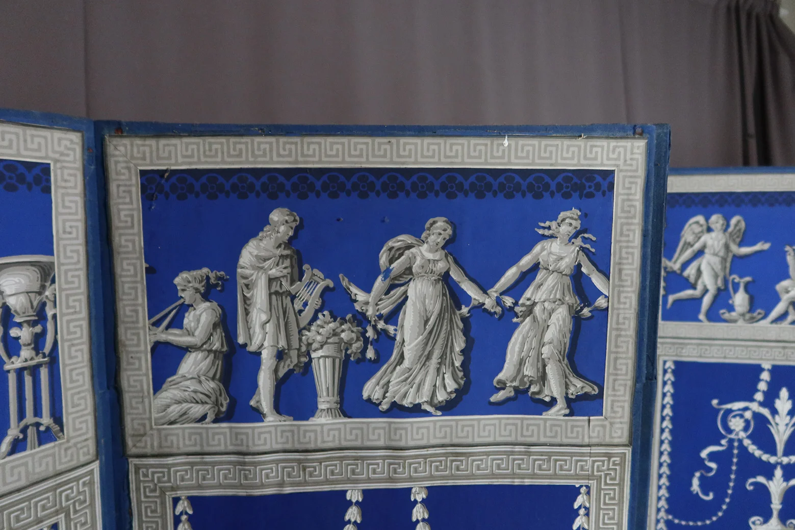 Paravent En Grisaille Sur Fond Bleu
