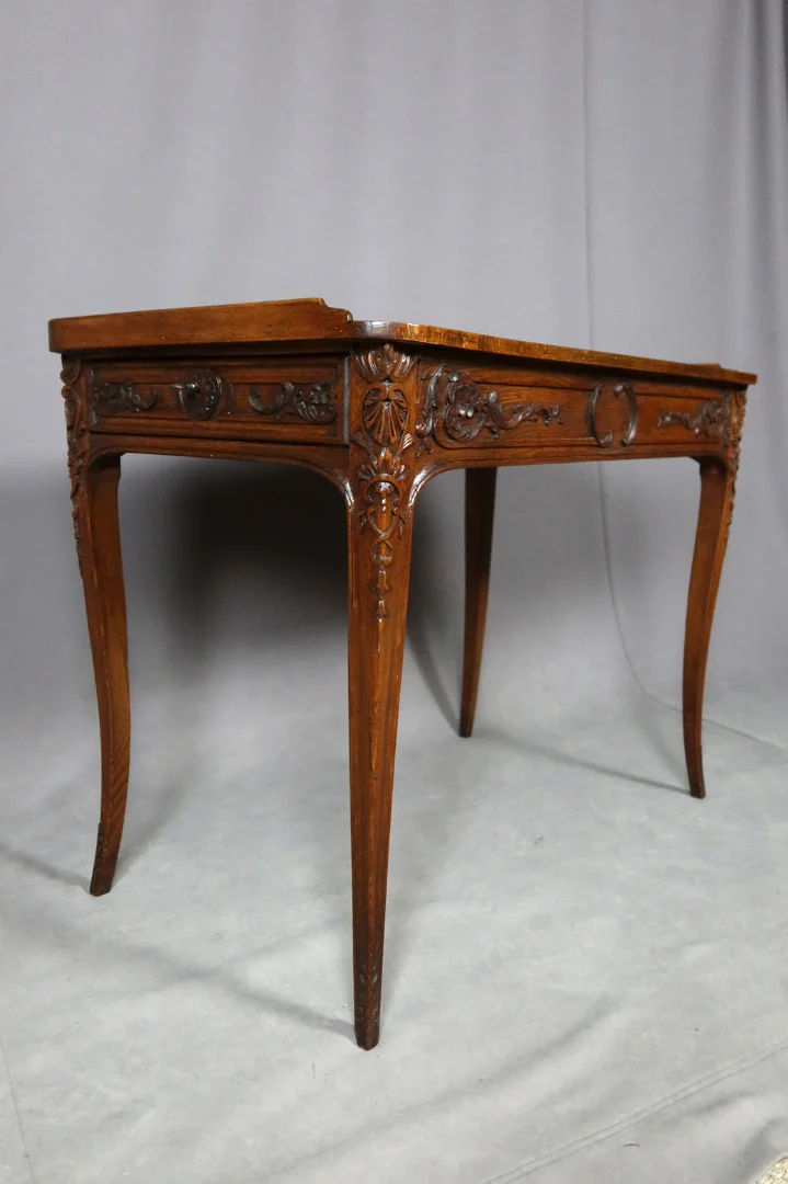 SCHREIBTISCH IM LOUIS XV-STIL