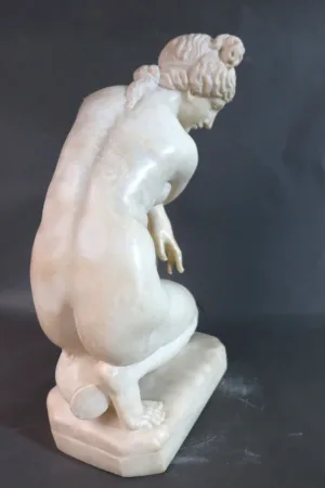 Sculpture " Vénus accroupie"
