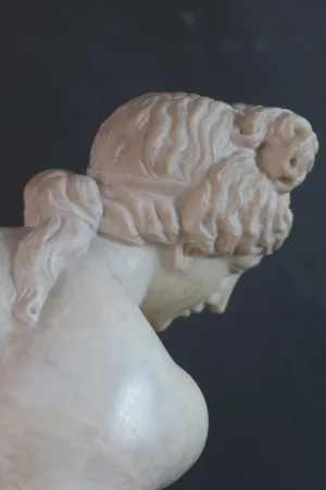 Sculpture " Vénus accroupie"