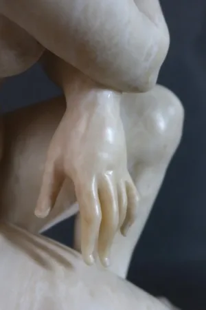 Sculpture " Vénus accroupie"