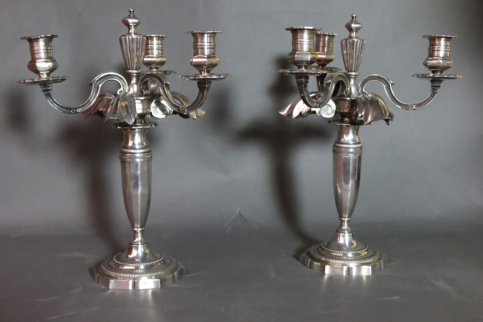 COPPIA DI CANDELABRI IN PIATTO D'ARGENTO