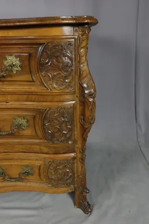 Commode mazarine en noyer XVIII