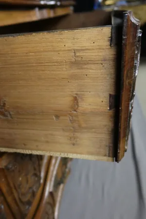 Commode mazarine en noyer XVIII
