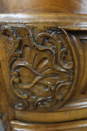 Commode mazarine en noyer XVIII
