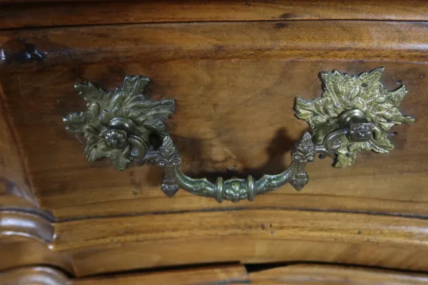 Commode mazarine en noyer XVIII