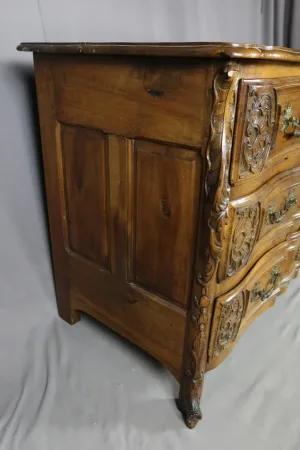 Commode mazarine en noyer XVIII