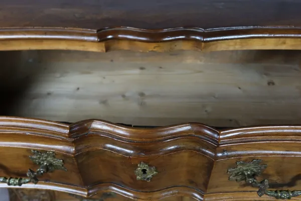 Commode mazarine en noyer XVIII