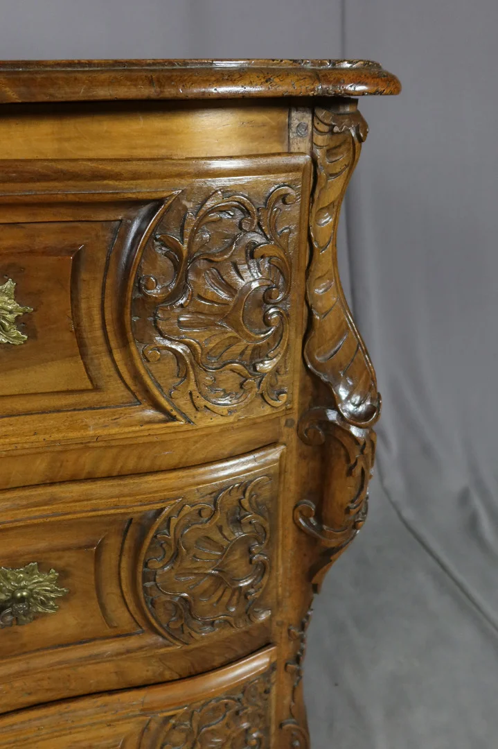 18th CENTURY FRENCH CHEST OF DRAWERS