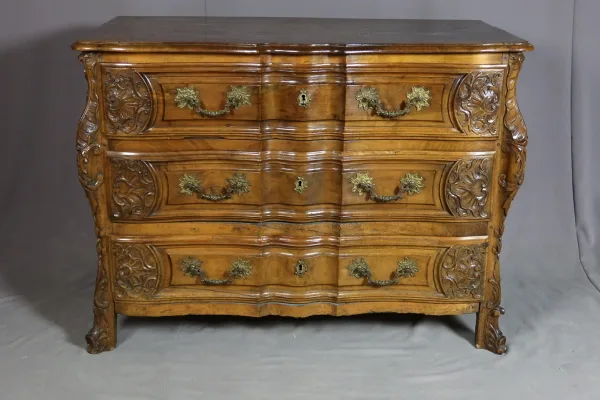 Commode mazarine en noyer XVIII