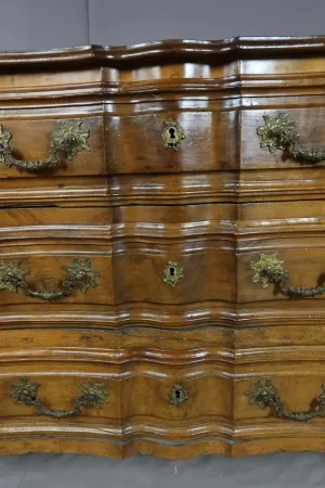 Commode mazarine en noyer XVIII