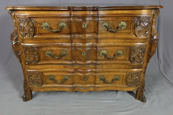 Commode mazarine en noyer XVIII