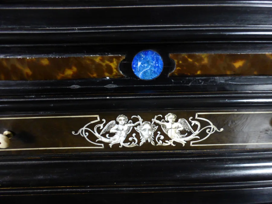 Important Coffre à Bijoux Sur Sa Table XIX