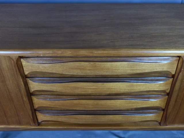 VINTAGE-SIDEBOARD
