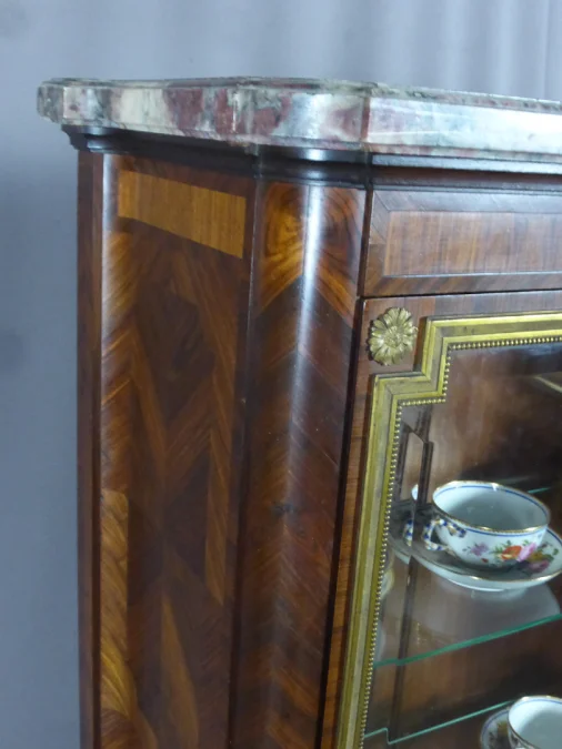 Vitrine Style Louis XVI en marqueterie
