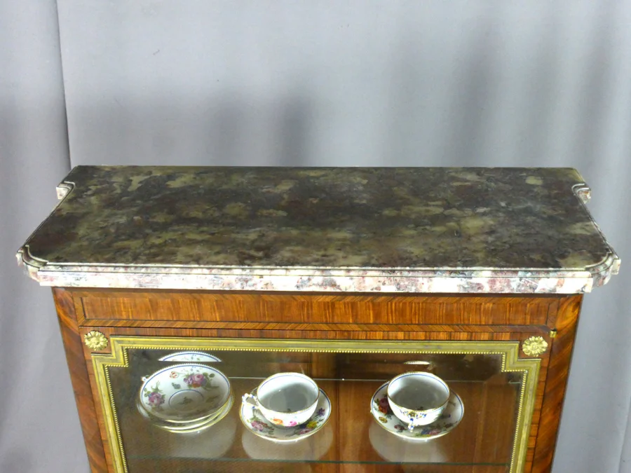 Vitrine Style Louis XVI en marqueterie