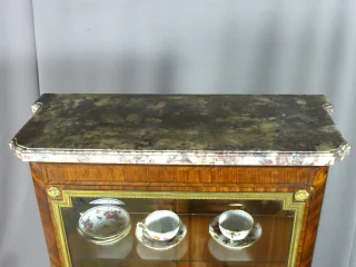 VITRINE IM LOUIS XVI-STIL