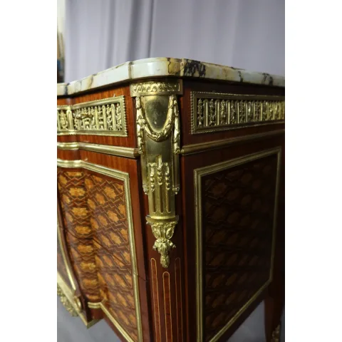 Commode en marqueterie d'après Riesener