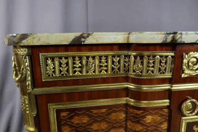 Commode en marqueterie d'après Riesener