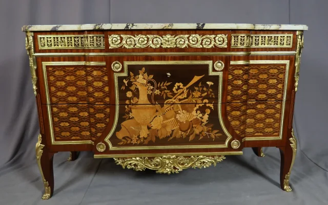 Commode en marqueterie d'après Riesener