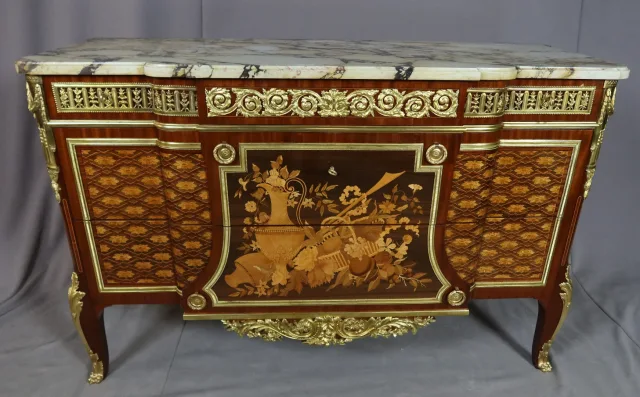 Commode en marqueterie d'après Riesener