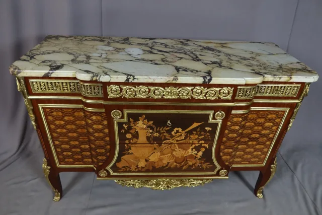 Commode en marqueterie d'après Riesener