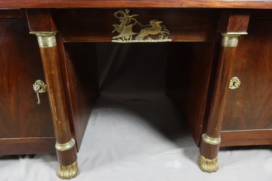 SCHREIBTISCH IM FRANZÖSISCHEN EMPIRE-STIL