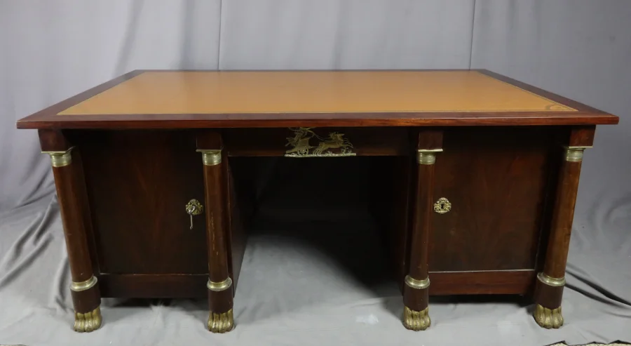 SCHREIBTISCH IM FRANZÖSISCHEN EMPIRE-STIL