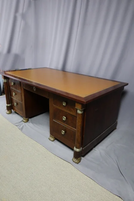 SCHREIBTISCH IM FRANZÖSISCHEN EMPIRE-STIL