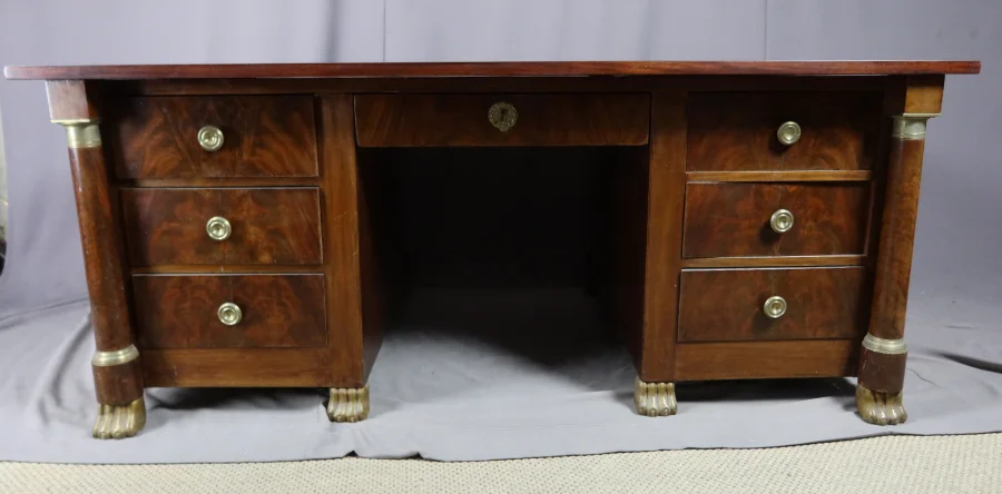 SCHREIBTISCH IM FRANZÖSISCHEN EMPIRE-STIL