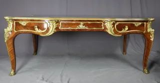 SCHREIBTISCH IM LOUIS XV-STIL