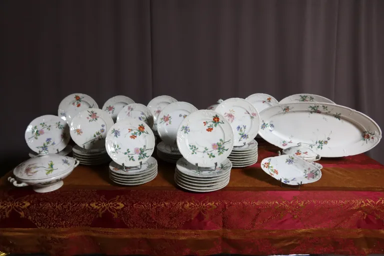 Service De Table En Porcelaine 57 Pièces Maison Pouyat Limoges XIX