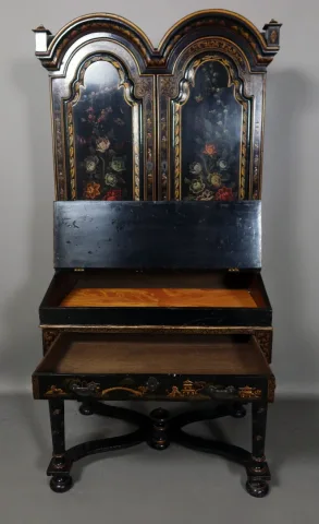 Cabinet En Laque Noire à Décor floral
